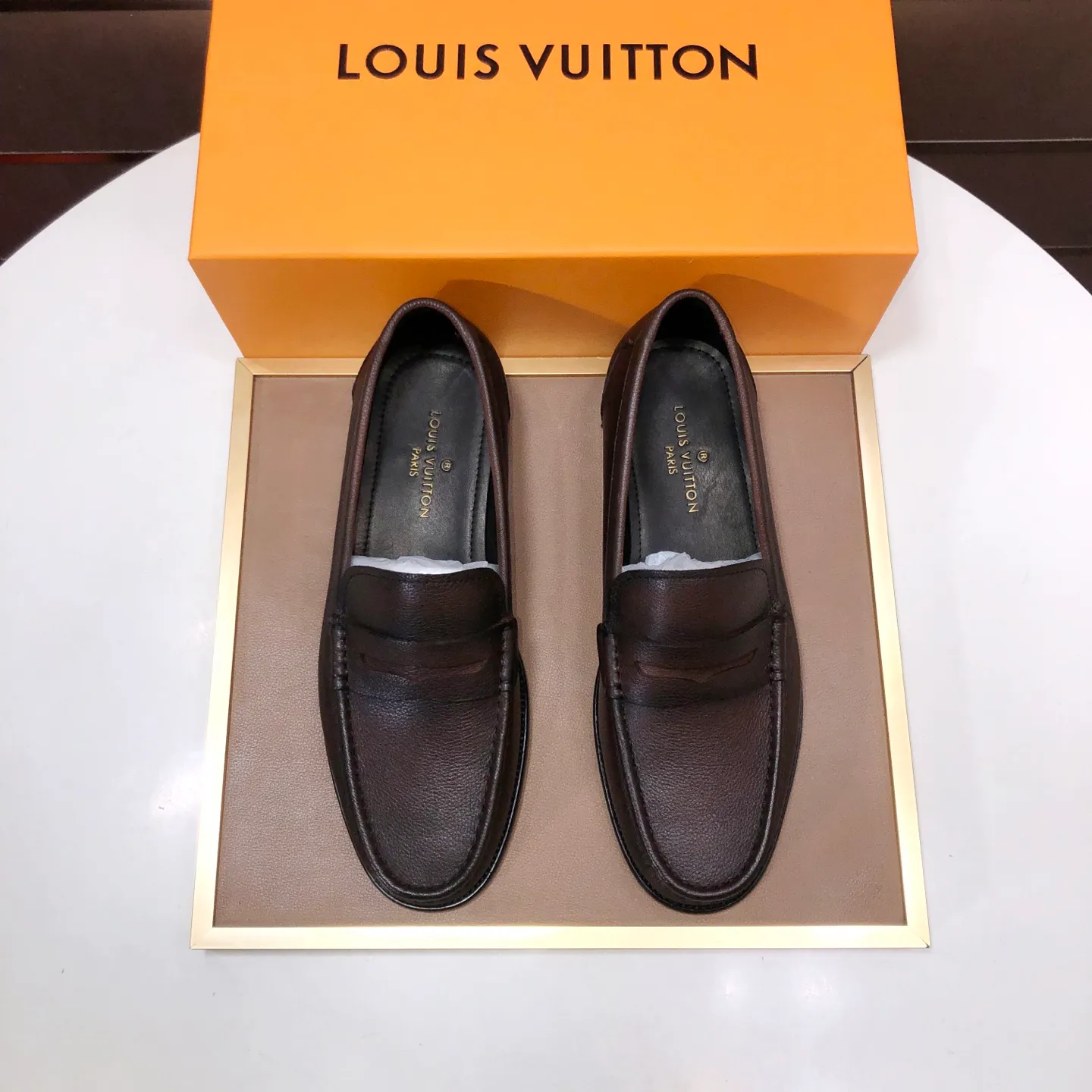 Men's men's shoes💰540💰[LV] (original single cowhide lining)🍀LV's latest genuine leather business suit shoes are available on the official website at the same time. The first-layer cowhide imported from Italy is made of heavy gold, and the official website has a 1:1 rubber outsole. Versatile to wear, high-end without losing class, and the color combination is extraordinary. This four-season style is alluring when worn on your feet, showing off your big-name flair. Standard code 38-45 (45 customized)